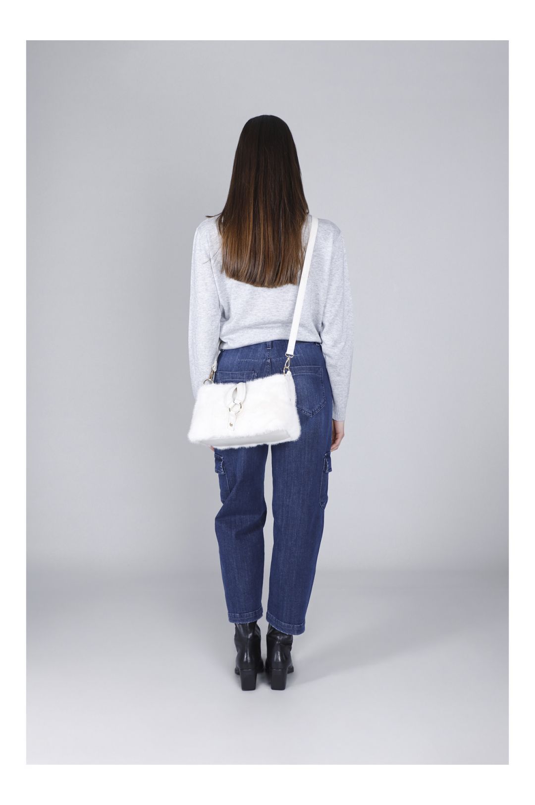 Borsa a spalla in pelliccia sintetica con anello bianco Cafè Noir