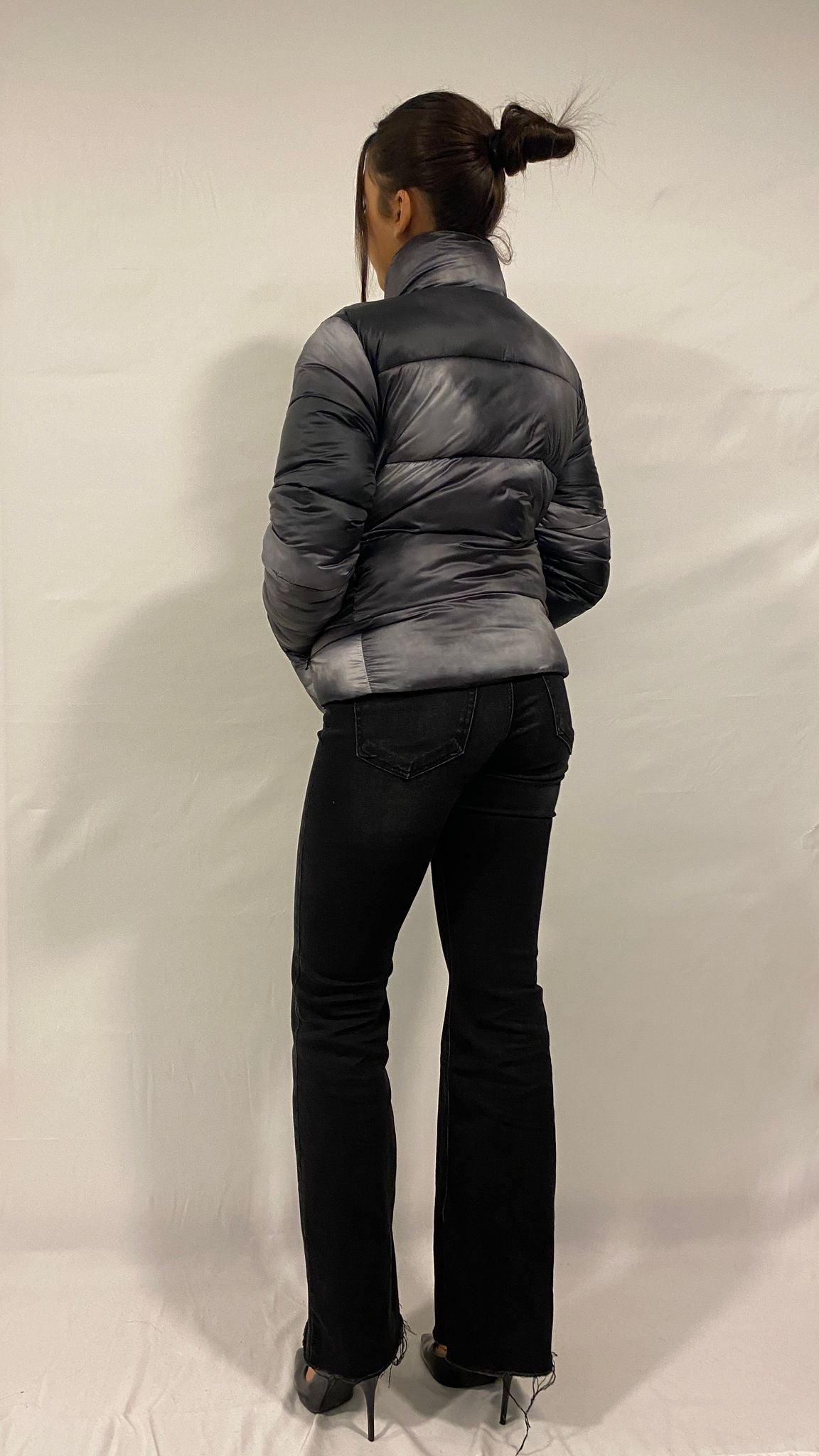 Giubbetto Love Moschino senza cappuccio.