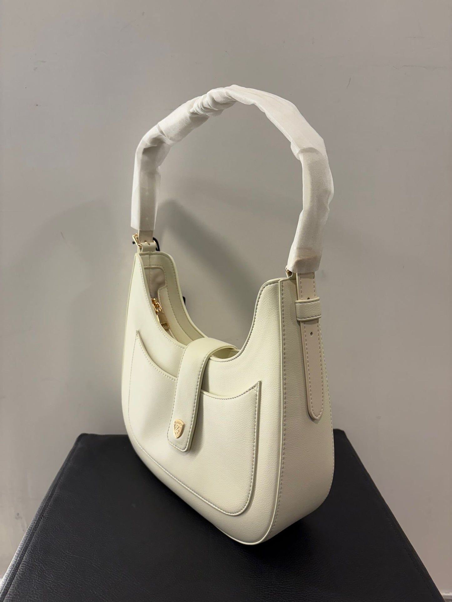 Borsa mezzaluna Ely Blauer