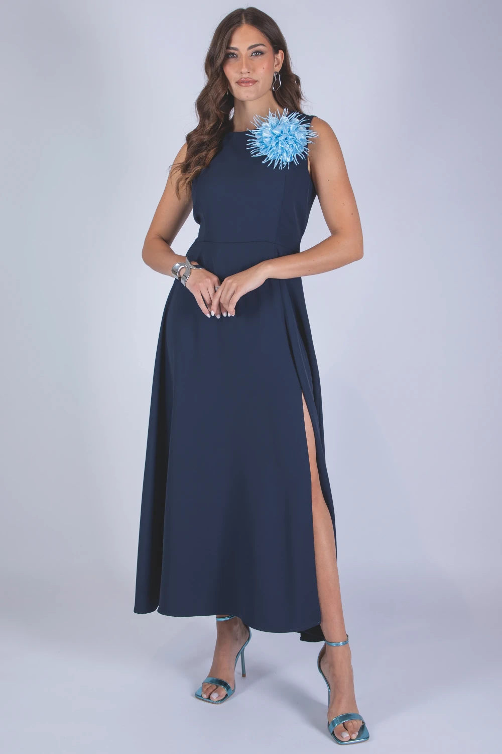 Abito con spacco e spilla fiore Mara Carol