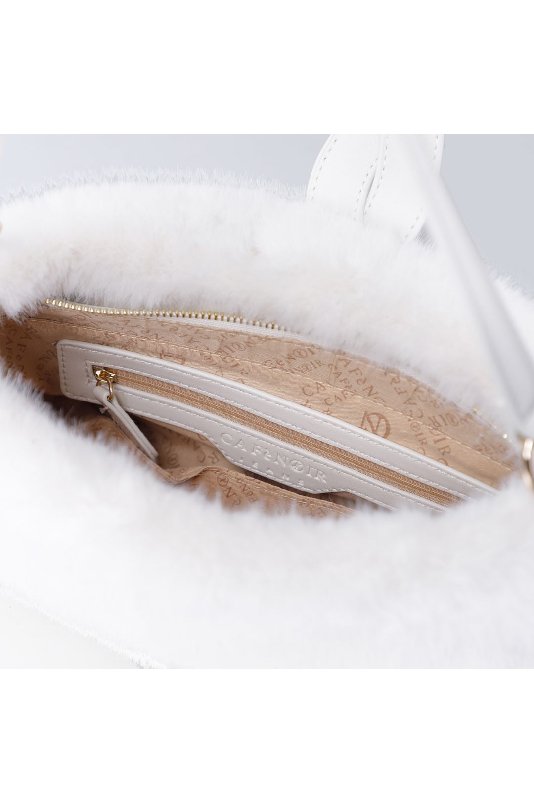 Borsa a spalla in pelliccia sintetica con anello bianco Cafè Noir